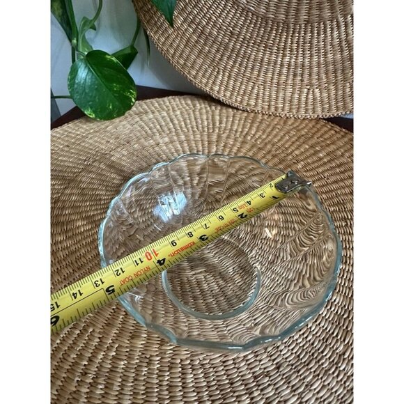 Small glass scalloped bowl - Picture 4 of 8